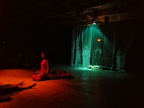 Scène intime en clair-obscur rouge et vert