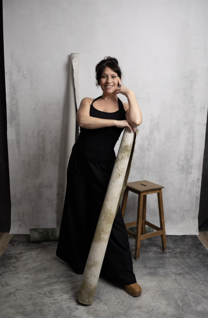 Oriane B, souriante en studio