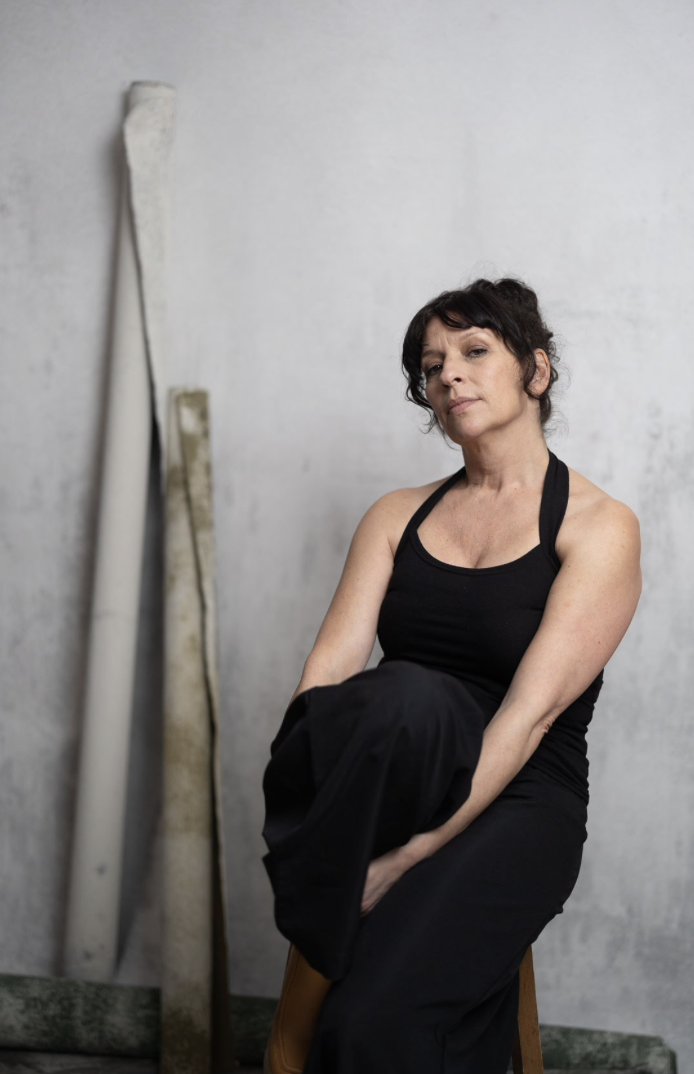Oriane B, assise en studio